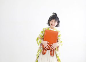 ランドセルと一緒に卒業袴で記念写真